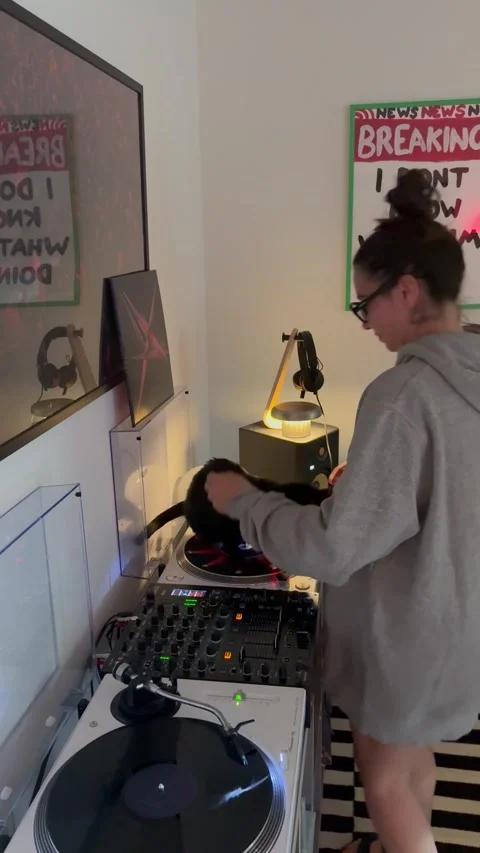 Black Cat Goes For A Spin On Turntable, Basel, Switzerland - 29 Aug 2026 Vidéo 346728599
