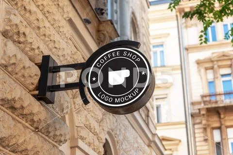 Black circle logo sign mockup stands in a modern city street Plantilla PSD