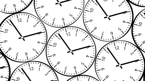 Black clock dial with numbers and rotating arrows on a white background. time la Stock-Footage 149326559