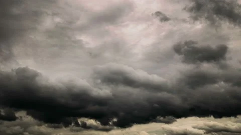 The black clouds that drive the rain move quickly. Time lapse Vidéo 145740048