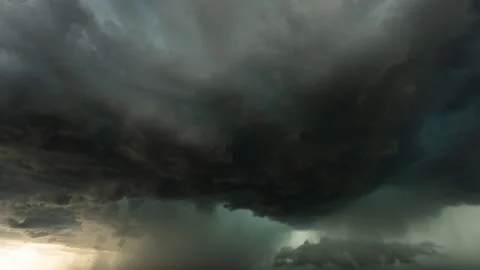 Black Clouds Take Over the Sky in This Dramatic 4K Timelapse Vídeo Stock 306091025