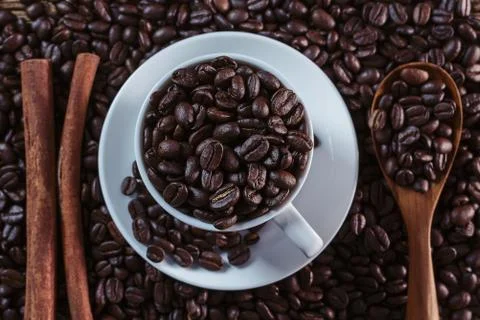 Black coffee beans put into a white cup. Foto stock