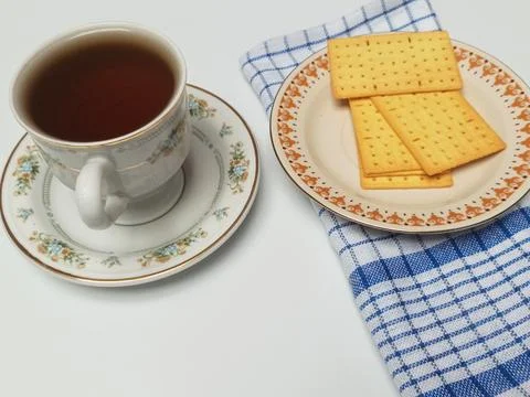 Black Coffee Cup with Crispy Cheese Crackers Snack 库存照片