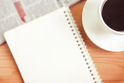 Black coffee with note paper for text on wood table Foto stock