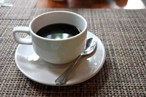 Black coffee in a white cup on the table. Foto stock