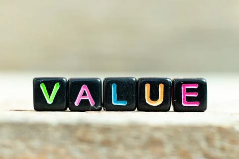 Black color block with word value on wood background Foto stock