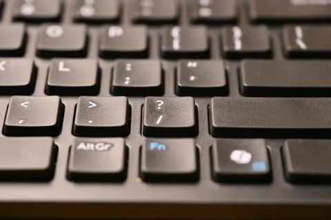 Black Computer Keyboard Macro Shot Highlighting Slash and Question Mark Key.. Stock-Fotos