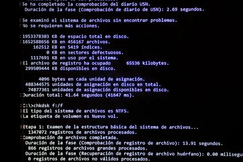 Black computer screen shows disk tests in Spanish. Stock Photos