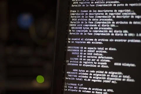 Black computer screen shows disk tests in Spanish. Stock Photos