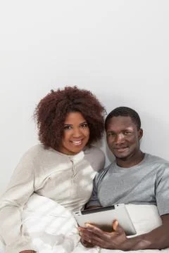 Black couple using the ipad Stock-Fotos