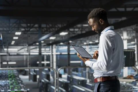 Black data center AI engineer doing maintenance tasks on systems 스톡 사진