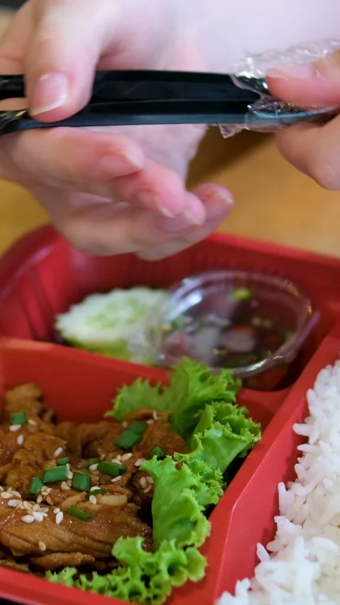 Black disposable plastic tableware, fork, knife, open, start eating, delivery Stock Footage 318001808