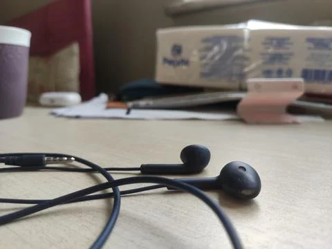 Black earphone placed on the table Foto stock