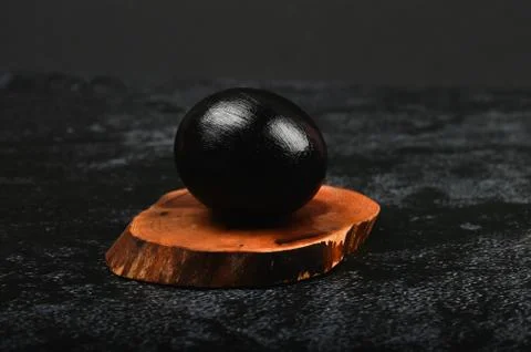 Black eggs on on a dark background. flat lay. Black Easter. three black eggs Foto stock