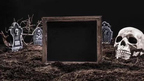 Black empty sign standing graveyard with skull Foto stock