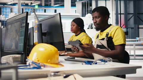 Black engineer develops power optimization models in solar panel production Video stock 309073814