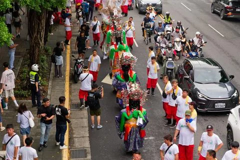 Black-Face General Figures Marching Along Taipei Dadaocheng Overhead View Stock-Fotos