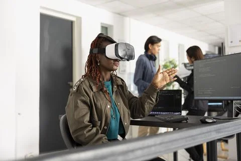 Black Female Programmer Using VR Glasses for Coding Projects Stock-Fotos