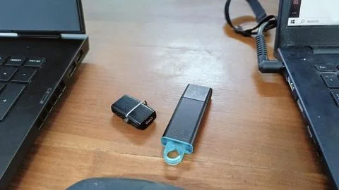 Black Flashdrives placed on a table Foto stock