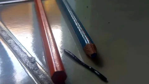 Black Flatworm Continuously Crawling Through Simple Obstacles on Tile Vidéo 343093401