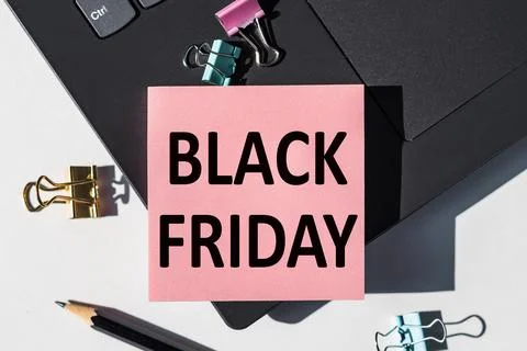 BLACK FRIDAY note is written on a paper sticker on a laptop keyboard. Sale .. Ilustração Stock