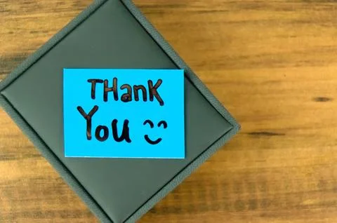A black gift box with a note that said "Thank you" on it. Foto stock