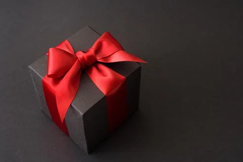 Black gift box with red bow Foto stock
