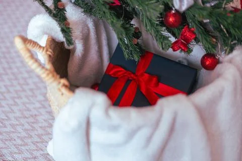 Black gift box with a red bow Foto stock