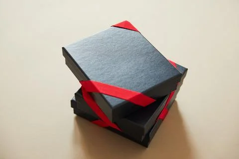 Black gift boxes red ribbons Foto stock
