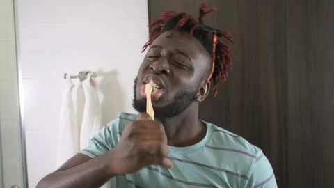 Black guy brushing his teeth. Hotel. Video stock 151090801