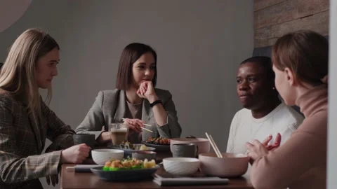 A black guy communicates with girlfriends in a cafe Vidéo 171181468