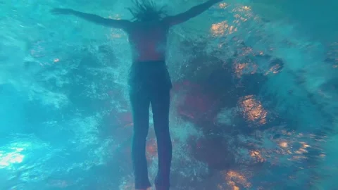 Black guy with dreadlocks falls backwards in an indoor pool Видео 148127012