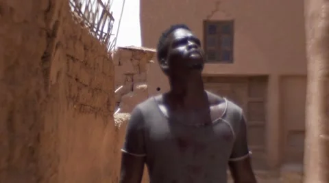 Black guy looking around at the structures of sand at morocco 04 Видео 67528948