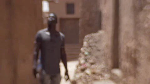 Black guy looking around at the structures of sand at morocco 03 Видео 67528961