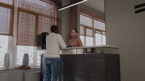 Black guy talking to barista Vidéo 171180384