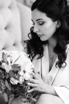 Black-haired bride prepares for her wedding in a boudoir Foto stock