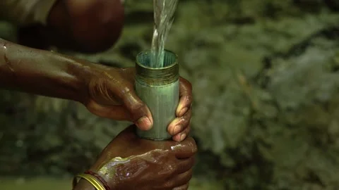 Black hand close up plumber work on a drinkable water extraction for Vidéo 245263719