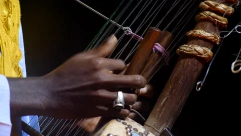 Black hands with ring plucking the strings of kora instrument Video stock 208940645