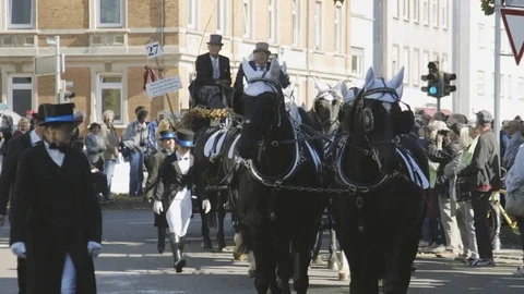 Black horses pulling people in a wagon, at a parade, at Cannstatter Stock-Footage 97649910