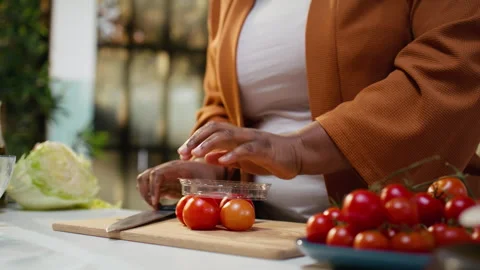 Black influencer, cherry tomatoes, filming meal prep vlog, tutorial in the 動画素材 333610852