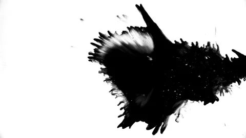 Black ink drops splatters spilling on white background Vidéo 125477010