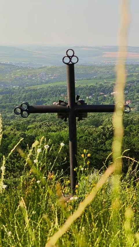 Black iron cross on the edge of a cliff with a panoramic view. Stock-Footage 339024662