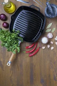Black iron empty grill pan on wooden texture Stock-Fotos