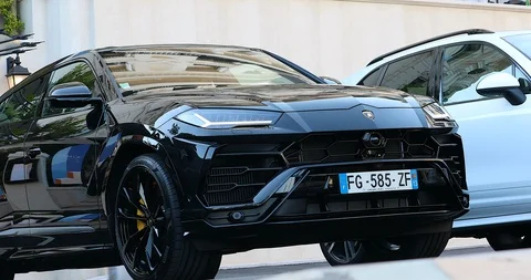 Black Lamborghini Urus SUV Stockbeeldmateriaal 111089792
