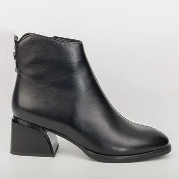 Black leather ankle boot with a chunky heel shown against a simple background Stockfoto's