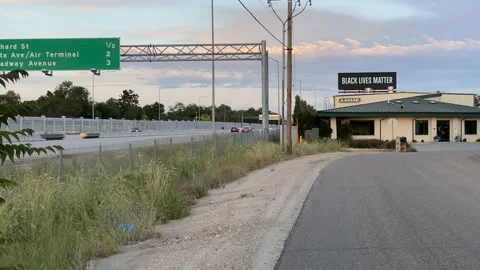 Black Lives Matter Billboard in Boise, Idaho Vídeos de archivo 132471853