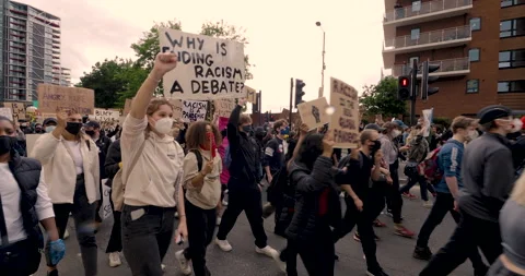 Black lives matter protesters at the US embassy in London on June the 2020 Vídeo Stock 132362736