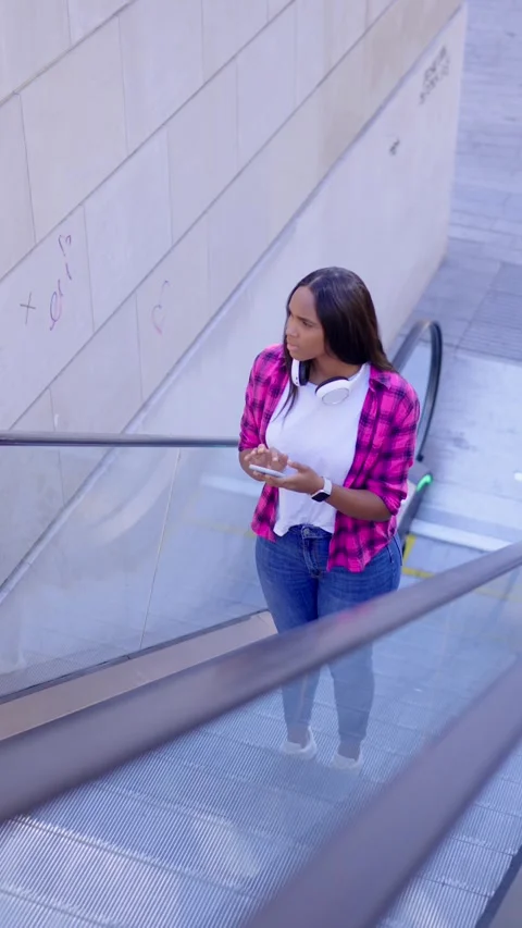 Black lost tourist using gps app Stock-Footage 252183157