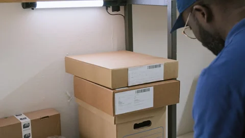 Black Male E-commerce Warehouse Employee Preparing Parcels for Shipment 스톡 동영상 321434230