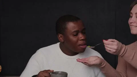 Black man being fed by two girls Vidéo 171180557